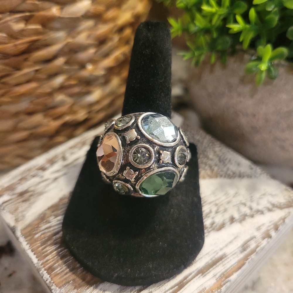 Elegant Silver and Green Gemstone Ring